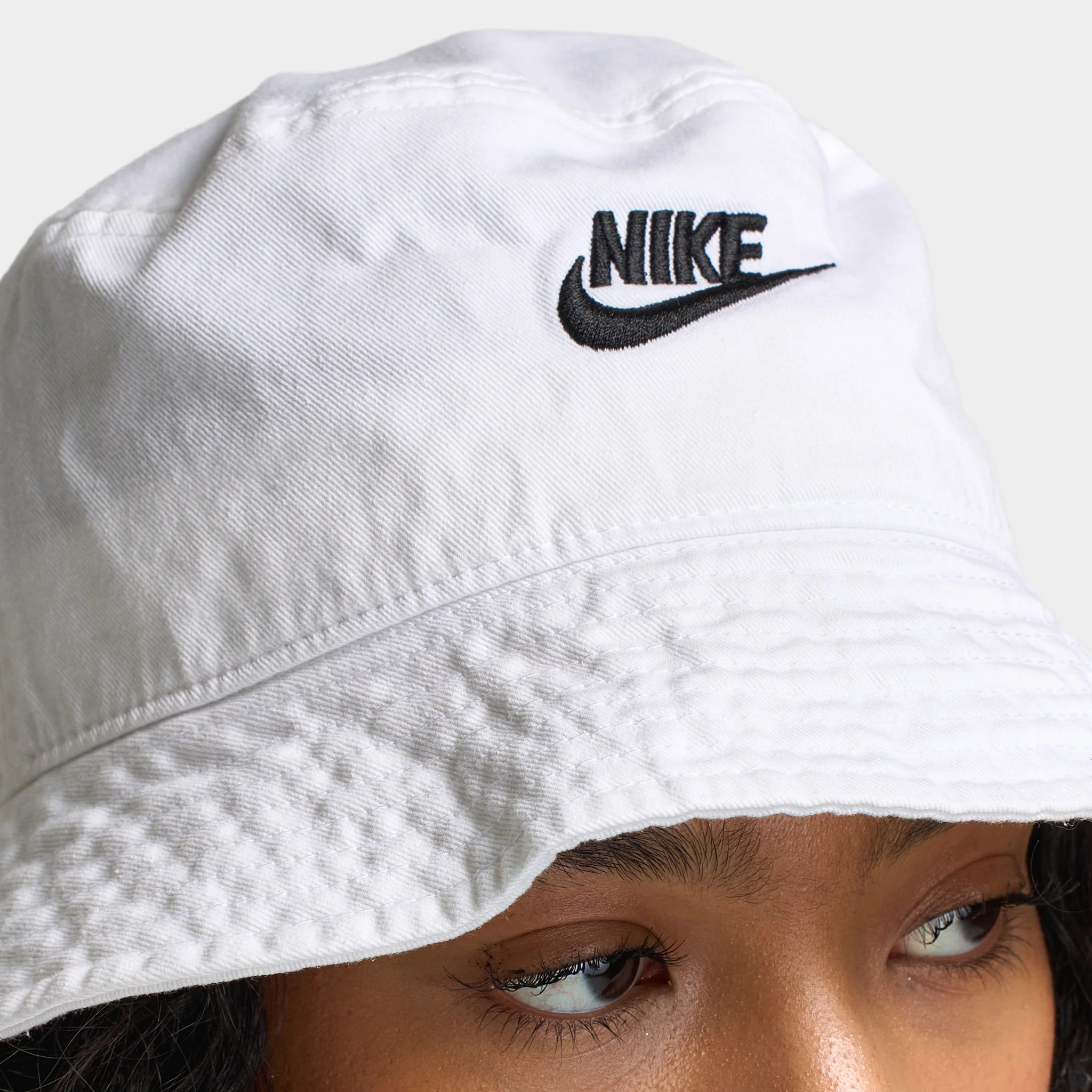 Nike Futura Washed Bucket Hat White / Black - Image 3